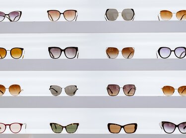 Beispiele verschiedener Sonnenbrillen. Insgesamt acht Sonnenbrillen auf zwei Reihen. 
