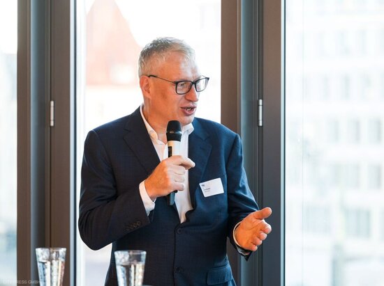 Dr. Jens Berger, Innovations Manager Business Models Energy Markets BMW Group, gab einen Einblick, was schon heute von Seiten der Autoindustrie beim bidirektionalen Laden möglich wäre