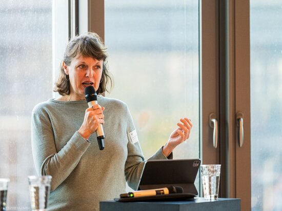 Swantje Michaelsen, Verkehrspolitische Sprecherin der Bündnisgrünen Bundestagsfraktion, teilte ihren Blick auf Elektromobilität und bidirektionales Laden