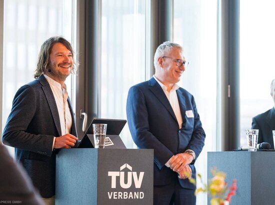 Richard Zalwert, Referent Nachhaltige Mobilität, moderierte den ersten TÜV TALK zum bidirektionalen Laden