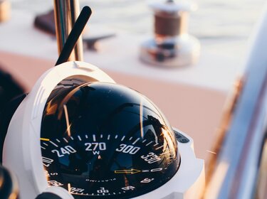 TÜV-Verband: Europa braucht eine Qualitätsagenda für Regulierung Nahaufnahme eines Schiffskompasses am Steuerstand einer Segelyacht