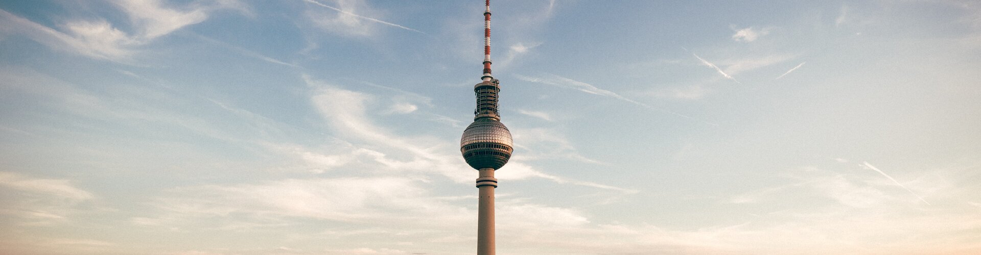 Der Berliner Fernsehturm vor einem weitläufigen Blick auf die Berliner Skyline