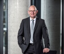 Dirk Stenkamp ist neuer Präsident des TÜV-Verbands Dirk Stenkamp ist neuer Präsident des TÜV-Verbands