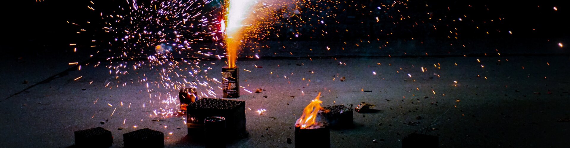 Finger weg von illegalen Böllern Funken sprühen aus Standfeuerwerk auf dunkler Straße