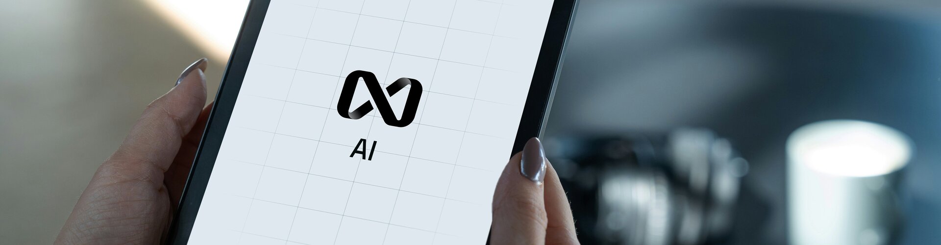 [Translate to English:] Tablet mit weißem Hintergrund auf dem AI steht. 