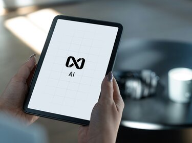Tablet mit weißem Hintergrund auf dem AI steht. 