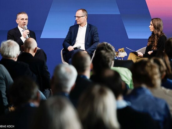 © Tobias Koch Thomas Jarzombek MdB und Dr. Michael Fübi, Präsident TÜV-Verband, im Gespräch über den Weg Deutschlands zum KI-Hotspot