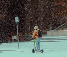 Auf dem E-Scooter sicher durch die kalte Jahreszeit 
