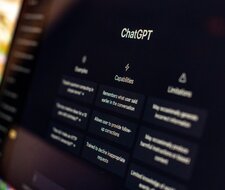 Ein Jahr ChatGPT: Gut ein Drittel nutzt die KI für Unterhaltung, Recherchen und Inspiration – viele misstrauen den Ergebnissen