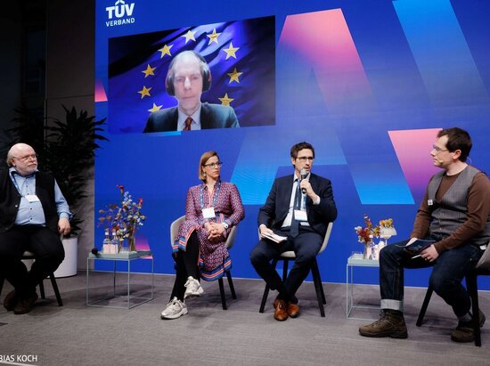© Tobias Koch Martin Ulbrich (oben), Senior Expert Unit AI Regulation & Compliance Europäische Kommission, Prof. Dr. Philipp Slusallek, Direktor DFKI Saarbrücken, Franziska Weindauer, CEO TÜV AI.Lab, und Robert Heinrich, Unterabteilungsleiter Bundesministerium für Digitales und Staatsmodernisierung, im Gespräch mit Dr. Patrick Gilroy, Referent Bildung und KI TÜV-Verband, zum Umsetzungsstand des AI Acts