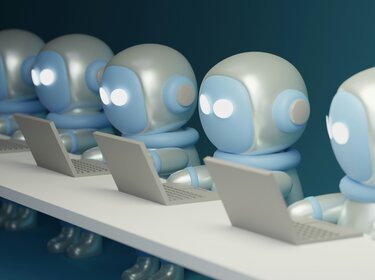 KI-Agenten: Unternehmen sehen erhebliche Sicherheitsrisiken Grafik von fünf Robotern. Sie sitzen vor einem geöffneten Laptop.