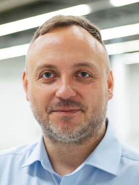 Portrait von Roy Uhlmann, Geschäftsführer und Co-Founder MOTOR Ai, ist Speaker auf der MobiCon 2026