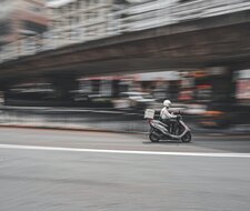 Sicher unterwegs mit dem Elektro-Roller – auch in der dunklen Jahreszeit