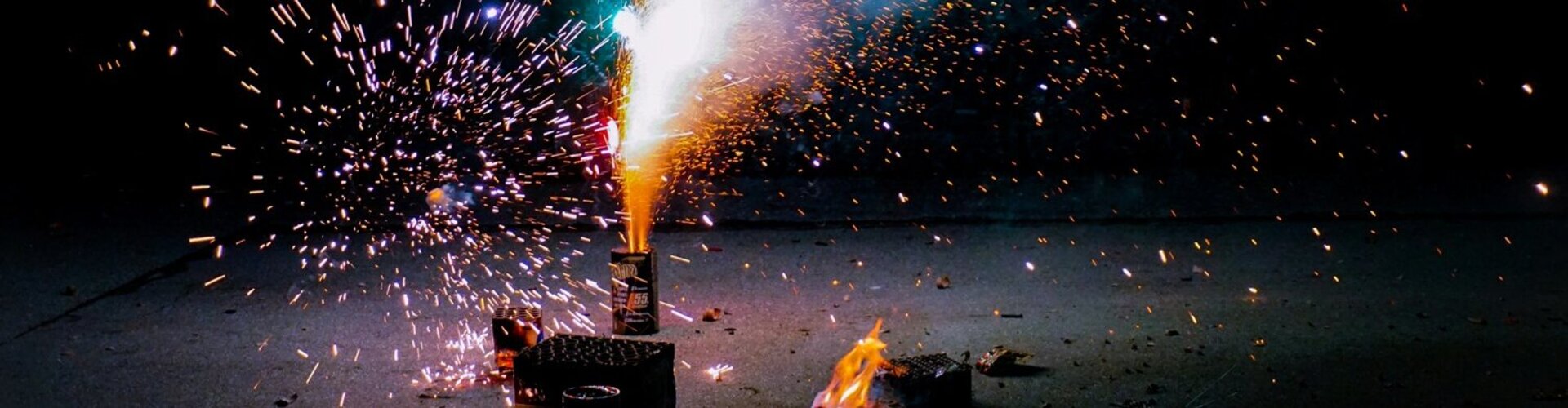 Knalliges Silvester: Nur gut jede:r Fünfte will Feuerwerk zünden Vor nächtlichem Himmel brennt ein buntes Feuerwerk