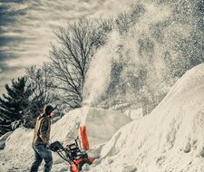 Sicherer Winterdienst: Schnee räumen mit passender Ausrüstung