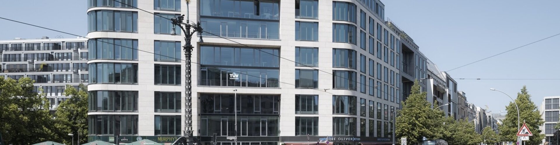 Blick auf die Geschäftsstelle des TÜV-Verbands von der Friedrichstraße aus