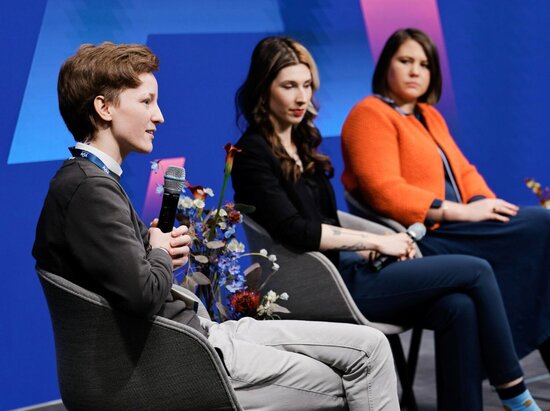 © Tobias Koch Rebecca Lenhard MdB, Dr. Carolin Wagner MdB und Donata Vogtschmidt MdB nach ihren Policy Pitches zur Frage, wohin Deutschland beim Thema KI und Robitik "Made in Germany" steuert