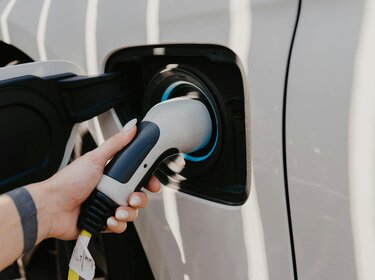 Bidirektionales Laden: Schlüsseltechnologie für die Mobilitäts- und Energiewende