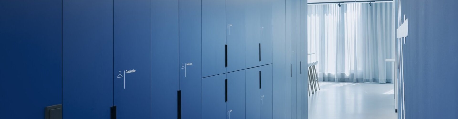 Blick durch einen vollständig blauen Flur in der neu renovierten Geschäftsstelle des TÜV-Verbands