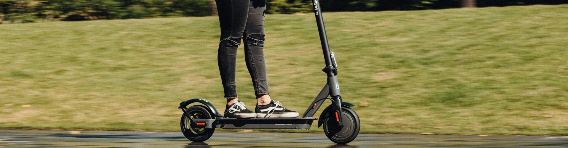 Steigende E-Scooter-Unfallzahlen: Sicherheit muss mit der Mobilitätswende Schritt halten Frau fährt auf einem E-Scooter durch einen Park