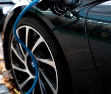TÜV fördert E-Mobilität bei Fahrausbildung und praktischer Führerscheinprüfung 