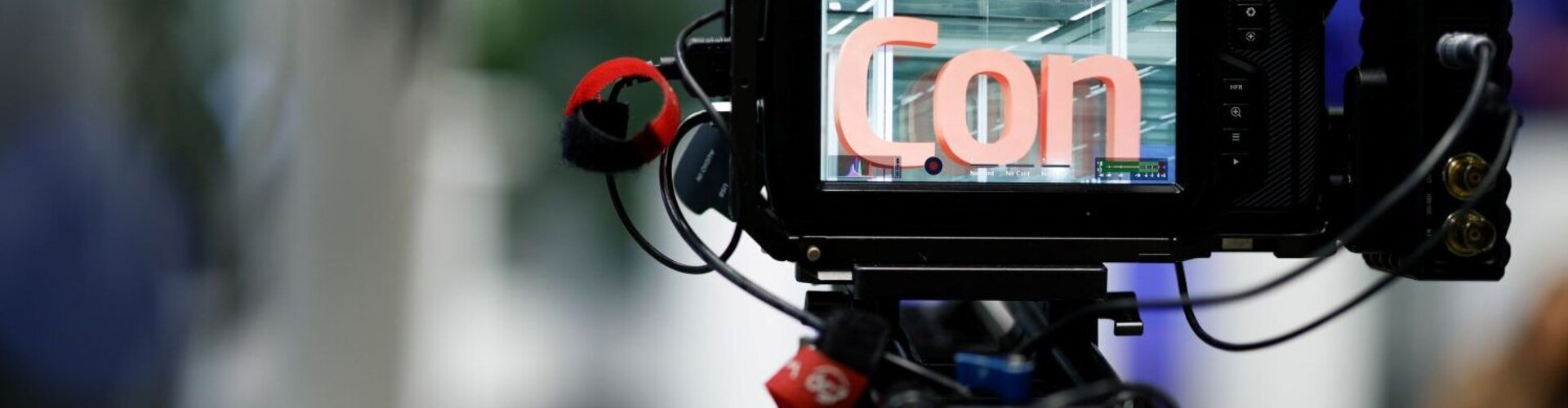 Eine Kamera filmt das AICon Logo