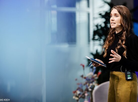 © Tobias Koch Juliane Petrich, Referentin der Geschäftsführung, Politik und Nachhaltigkeit, moderierte die TÜV AICon 2025