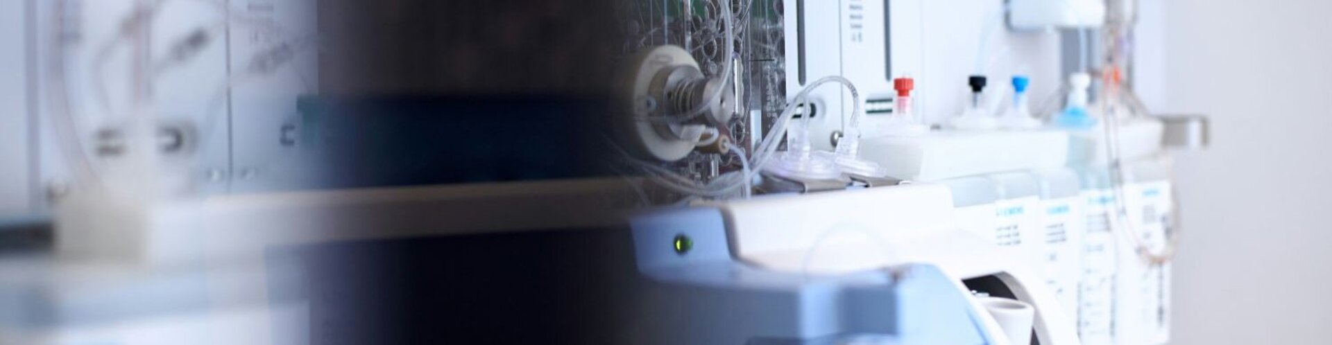 Aufnahme von medizinischen Gerätschaften, die neben einem Patientenbett im Krankenhaus stehen