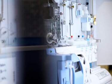 MDR and IVDR: Simplification Without Compromising Safety Aufnahme von medizinischen Gerätschaften, die neben einem Patientenbett im Krankenhaus stehen