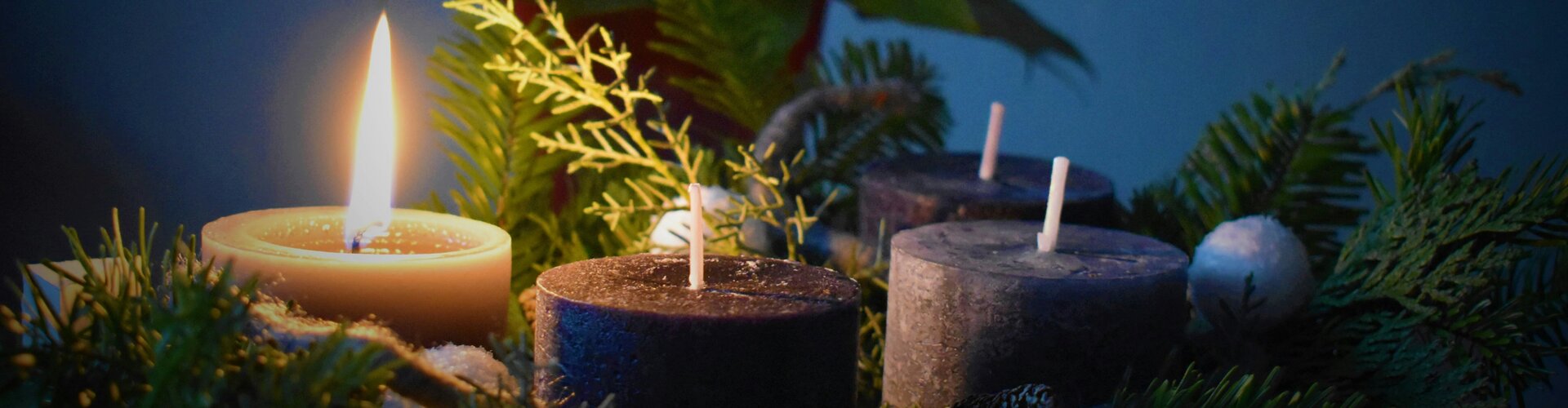 Kerzen, Kränze, Risiken: Brände in der Weihnachtszeit wirksam verhindern