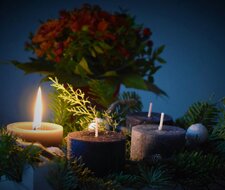 Kerzen, Kränze, Risiken: Brände in der Weihnachtszeit wirksam verhindern