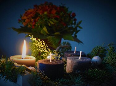 Kerzen, Kränze, Risiken: Brände in der Weihnachtszeit wirksam verhindern