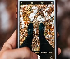 So schützen Handy-Nutzer:innen den Akku vor Frost und Kälte