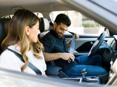 Verkehrssicherheit geht vor: Ein Prüfling schnallt sich zu Beginn seiner Fahrerlaubnisprüfung an 