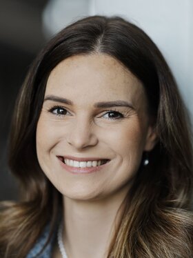 Vanessa Zobel MdB Vanessa Zobel MdB (CDU/CSU Fraktion und Mitglied im Ausschuss für Wirtschaft und Energie) spricht beim ersten TÜV TALK zum bidirektionalen Laden