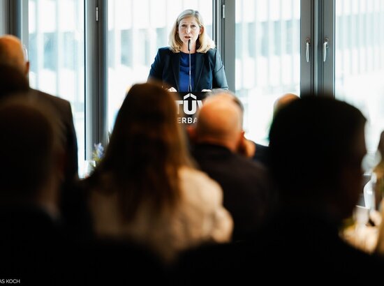 Lilian Tschan, Beamtete Staatssekretärin im Bundesministerium für Arbeit und Soziales, hält eröffnende Worte bei TÜV Politics and Party