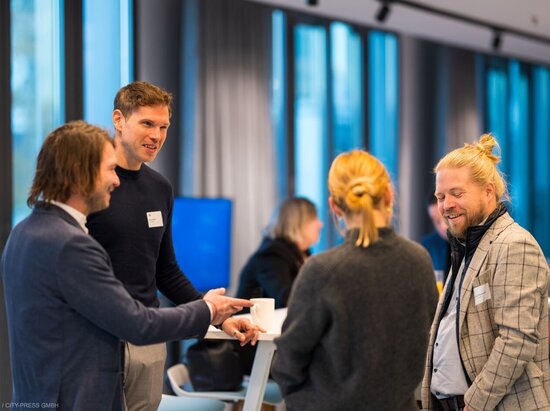 Gäste des ersten TÜV Talk zu bidirektionalem Laden im Gespräch