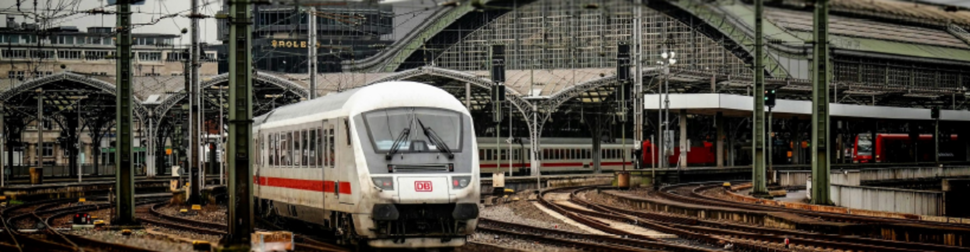 Digitalisierung der Schiene: Verfahren modernisieren! Zug der Deutschen Bahn fährt aus einem Bahnhof heraus.