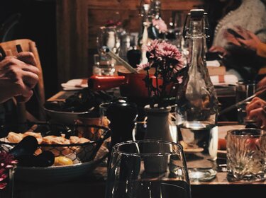 festlich gedeckter Tisch für Käse-Fondue-Essen mit Gläsern