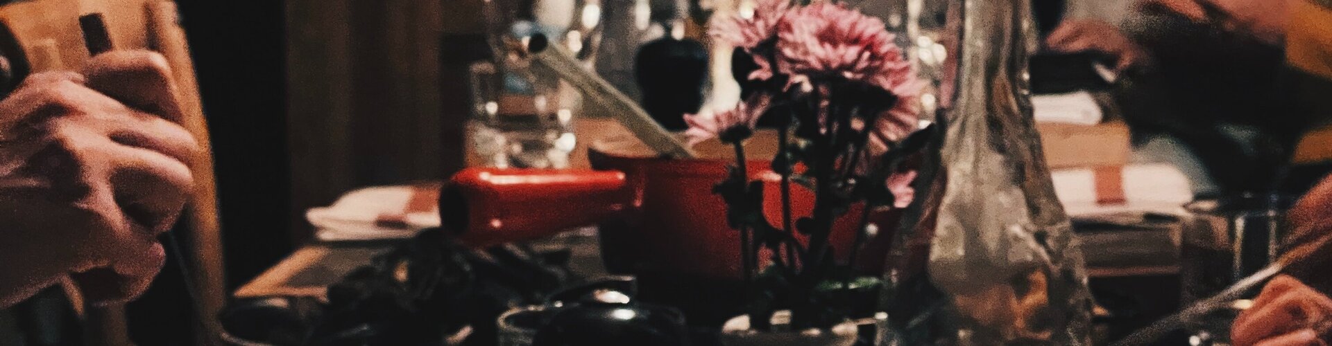 festlich gedeckter Tisch für Käse-Fondue-Essen mit Gläsern