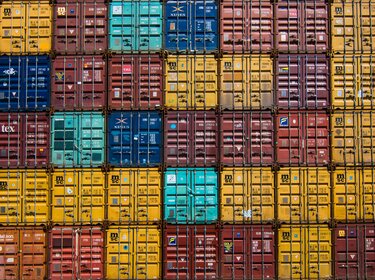 Blick auf die quadratischen Vorderseiten einer Unzahl aufeinandergestapelter bunter container