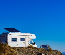 Neues Merkblatt zum Anbau von Solaranlagen an Wohnmobilen