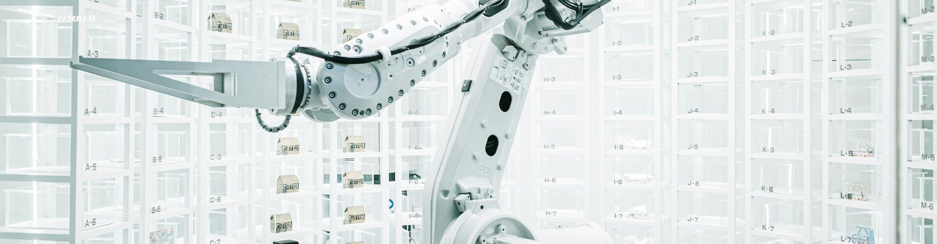 TÜV-Verband begrüßt AI Security Institute Roboterarm in einem weißen Labor