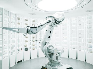Roboterarm in einem weißen Labor