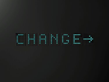 Auf einem dunklen Hintergrund steht das Wort "Change" mit einem Pfeil nach rechts in LED-Punkten