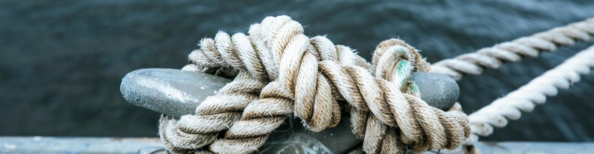 Standortfaktor Akkreditierung: Wettbewerbsfähigkeit und Qualitätsinfrastruktur stärken Ein Tau ist am Hafen fest verknotet