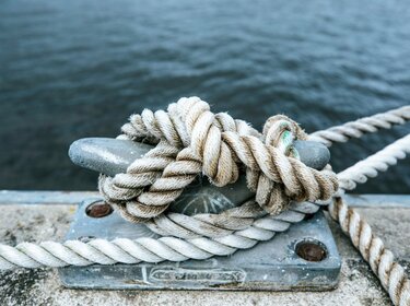 Standortfaktor Akkreditierung: Wettbewerbsfähigkeit und Qualitätsinfrastruktur stärken Ein Tau ist am Hafen fest verknotet