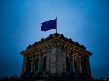 Einer der vier Eckpfeiler des Reichstagsgebäudes in Berlin, auf dessen Spitze die Europaflagge weht