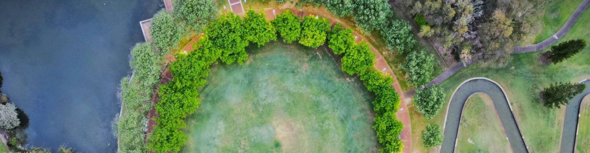 NKWS-Aktionsprogramm endlich beschlossen – jetzt Kreislaufwirtschaft konsequent umsetzen Blick aus der Vogelperspektive auf eine grüne Landschaft, in der ein Kreis aus Bäumen steht