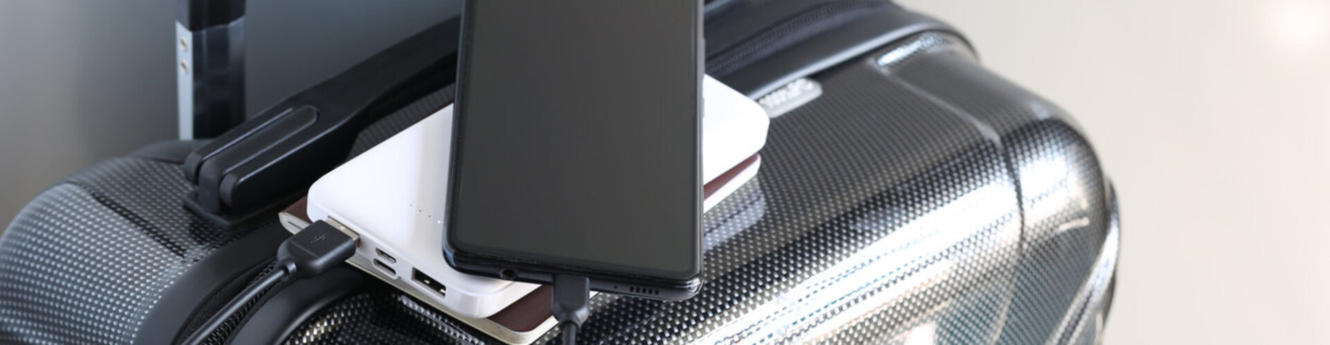 Powerbanks im Flugzeug: Sicher unterwegs mit Lithium-Ionen-Akkus